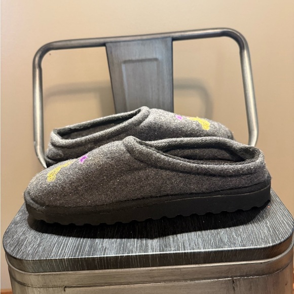 Disney Winnie the Pooh Gray Slippers with Colorful Embroidery - Picture 5 of 14